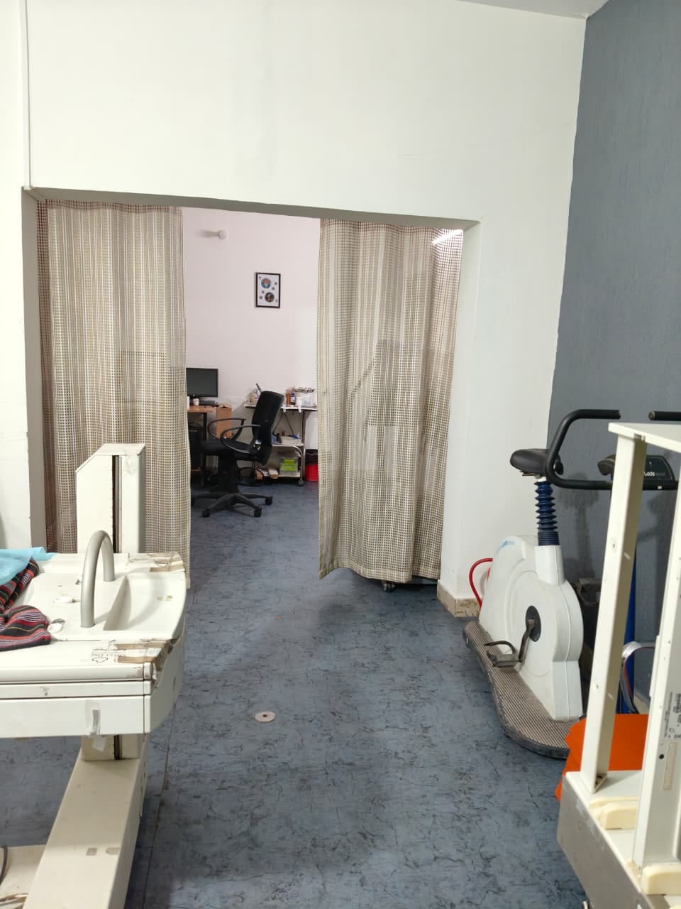 Gamma camera patient table and stress-test cycle in the imaging room
