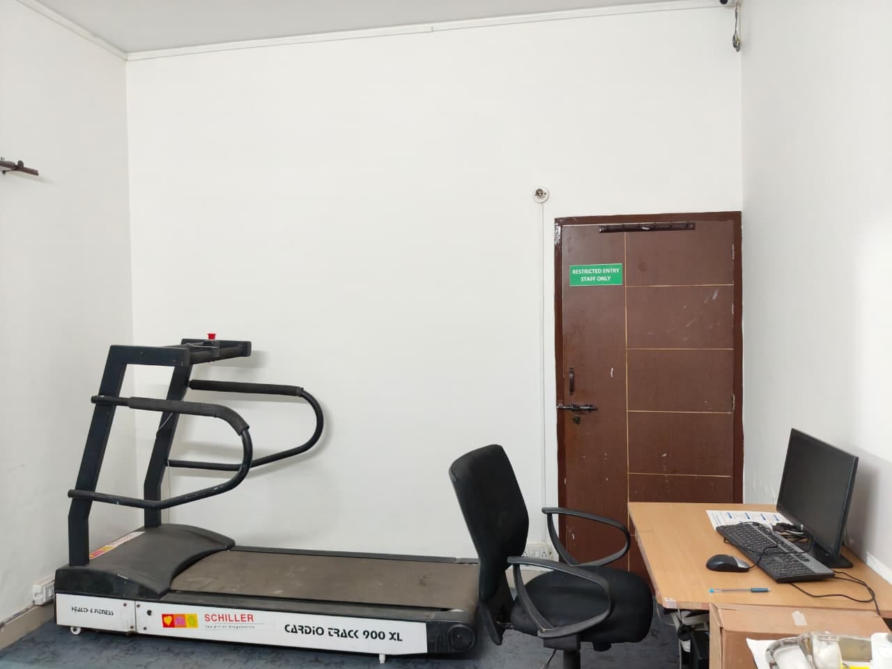 Schiller CardioTrack 900 XL treadmill and monitoring desk in the TMT room